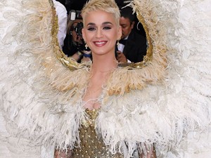 Katy Perry angyallá változott és hatalmas szárnyakkal suhant a vörös szőnyegen!