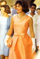 Jackie Kennedy bájos masnis selyemruhában