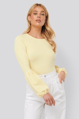 NA-KD puffos ujjú felső 23 euró