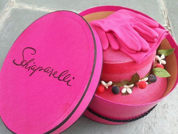 A sokkoló pink szín használatáról azt hisszük, hogy korunk vívmánya, pedig a rózsaszín igen élénk, magentás változatát Schiaparelli saját védjegyének tekintette. Akkoriban ezt az árnyalatot csak a legbátrabb divatkövetők vették fel.