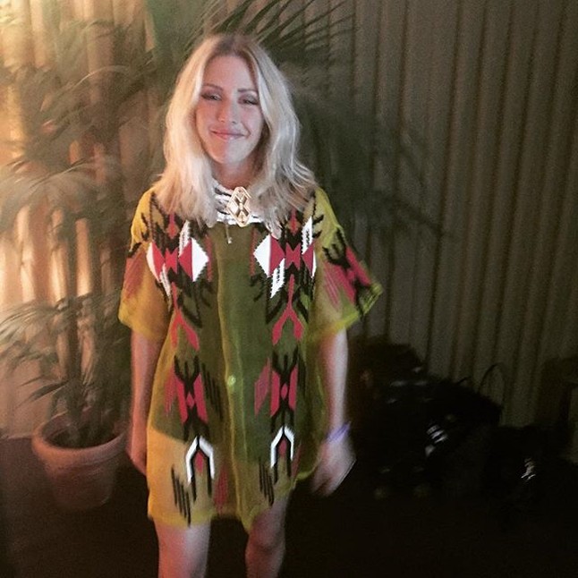 Meg indiános fellépőruhájáról.