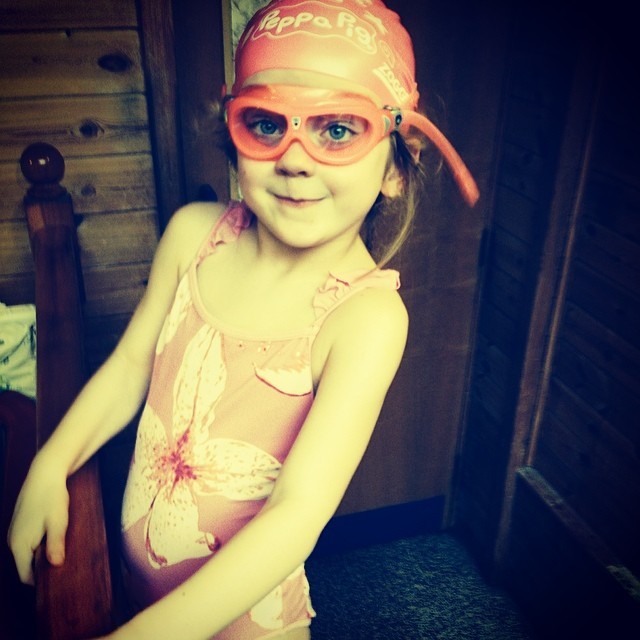 Emlékszel rá? Így néz ki most a morcos virághintő kislány Kate Middleton és Vilmos esküvőjéről