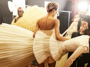 Fejjel lefelé viselt ruha? Miért ne? A divat fővárosában ez is lehetséges!