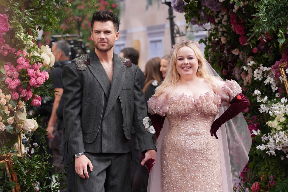 Nicola Coughlan és Luke Newton a szerdai londoni premieren