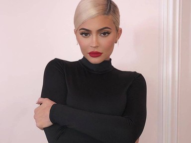 Azonnal megrendeljük: Kylie Jenner szemüvege meglepően hordható és szokatlanul olcsó