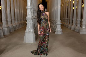 A 2025-ös LACMA Művészeti és Filmgálán egy áttetsző, színes virágokkal hímzett, földig érő Gucci kreációban tündökölt. 