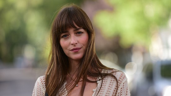 Dakota Johnson nem tud betelni a meztelenruhákkal, újabb ékkövet mutatott a világnak