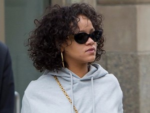 Sosem találod ki, hogy Rihanna milyen cipőt húzott ehhez a szürke melegítőhöz