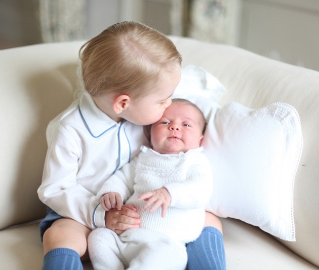 Húgával, Charlotte-tal, az első hivatalos közös fotójuk imádnivaló