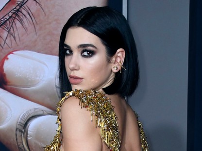Dua Lipa aranyba borult, nagyon extrém volt a vörös szőnyegen