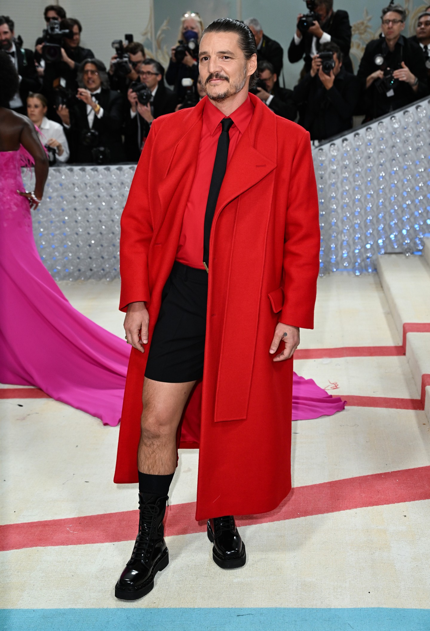 Az egyik legfeltűnőbb szettjét kétségtelenül a 2023-as Met-gálán viselte. El sem tudjuk dönteni, hogy a piros ing + piros kabát kombó vagy a rövid nadrág + bakancs kombó volt-e merészebb vállalás. 