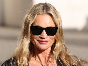 Így néz ki az 52 éves Kate Moss bikiniben, smink és filterek nélkül, teljesen természetesen