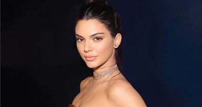 Kendall Jenner felvette nagymamája terítőjét! És még a mellét is mutogatja!