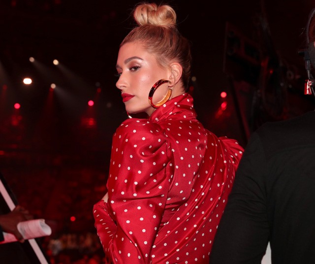 Hailey Baldwin az iHeartRadio gálán