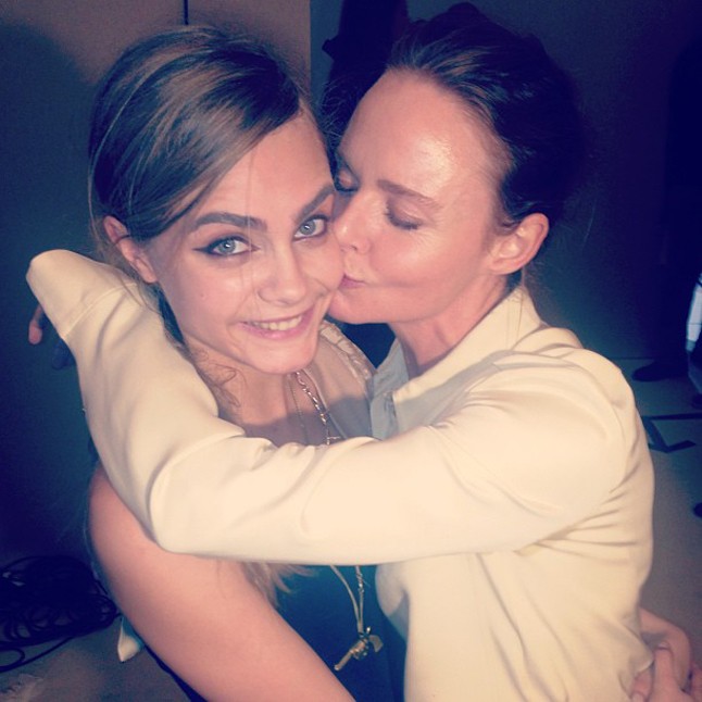 Stella McCartney nagy puszit nyom Cara Delevingne arcára.