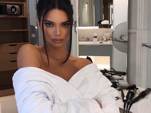 Kendall Jenner pucéran borozgat és ezzel a fotóval még Kim Kardashianon is túltett!
