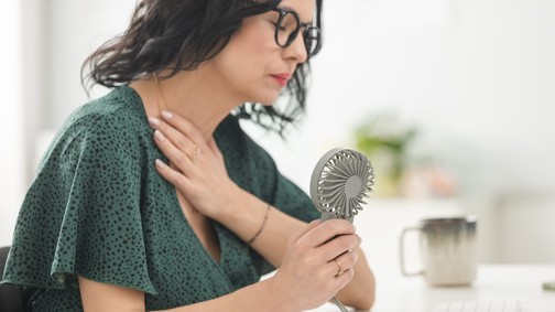 „Kiálltam a kollégák elé, és elmondtam: én is ezzel küzdök” – menopauzaforradalom a Tescónál