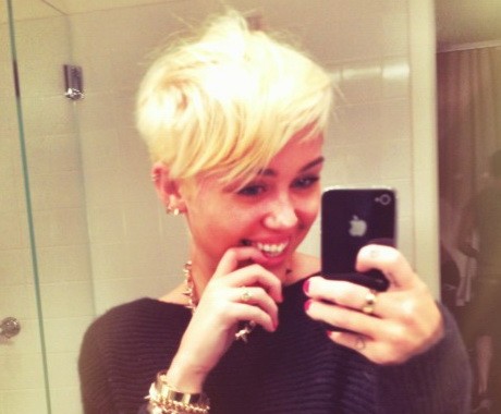 Miley Cyrus fiús frizurát vágatott