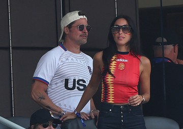 Brad Pitt és Ines de Ramon le sem tagadhatnák, mennyire odáig vannak egymásért. Legutóbb a foci-vb-n kapták őket lencsevégre a lesifotósok: még forró csókot is váltottak a meccs alatt.