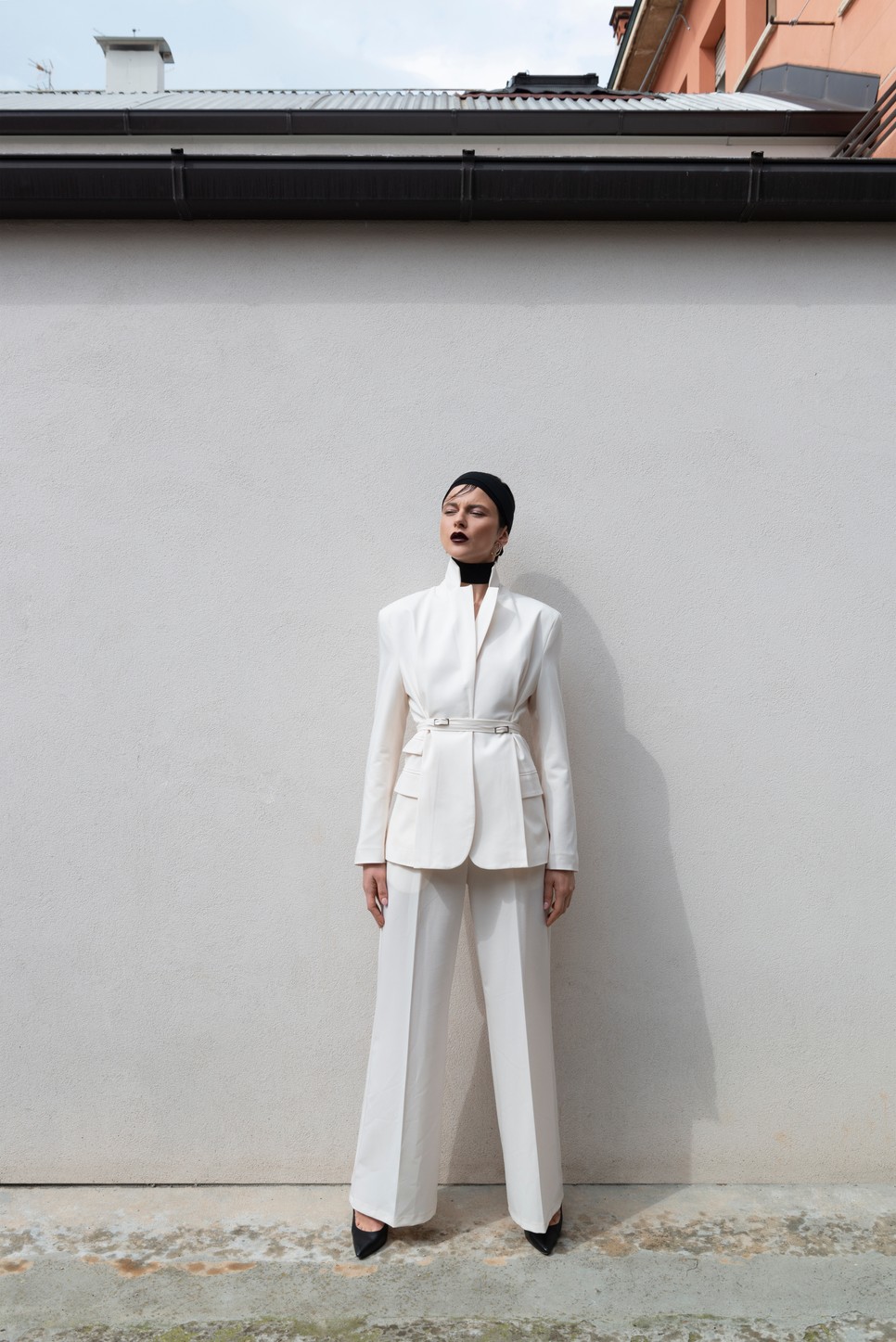 Öltöny MYASTREET, Hajpánt ZEGNA, Nyakpánt LANVIN, Fülbevaló BRONZEALLURE, Cipő CASADEI