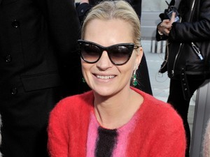 18+ Kate Moss 43 évesen is meztelenre vetkőzött