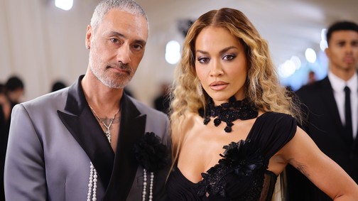 Rita Ora áttetsző ruhában ment férjhez, végre nyilvánosak a fotók