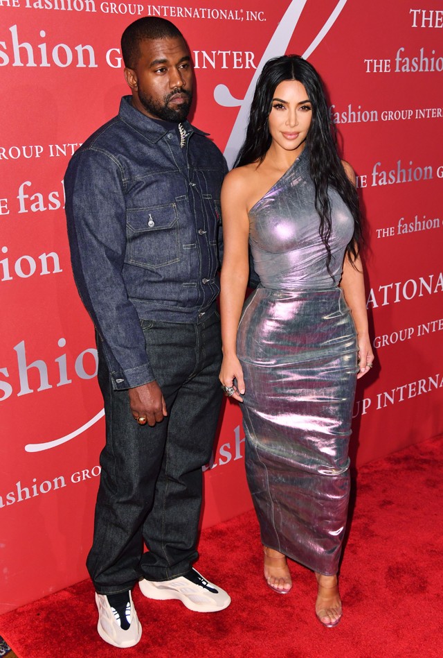 Kim Kardashian és ultravékony dereka megérkezett a vörös szőnyegre