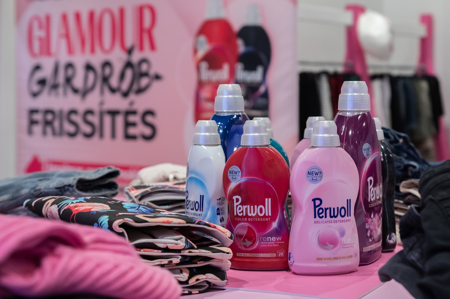 A GLAMOUR Gardróbfrissítés főtámogatója a gyönyörű színes ruhák szakértője, a Perwoll volt