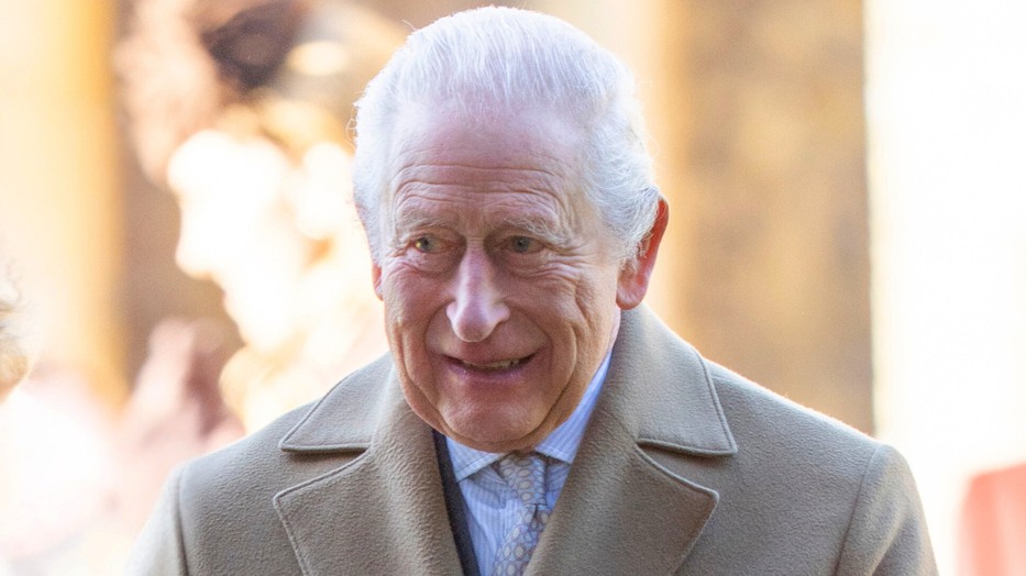 Károly király boldogan öleli magához unokáit