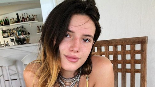 Óriási villantás a címlapon: Bella Thorne hozza a formáját