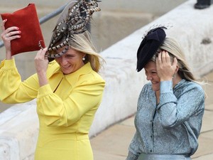 Csak úgy repkednek a kalapok: Eugénia hercegnő esküvőjén minden vendég a széllel küzd