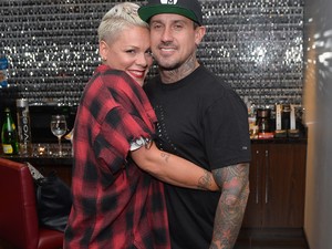 Pink elárulta: néha szívesen leszúrná a férjét egy villával!