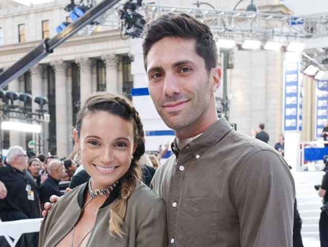 nev schulman, laura perlongo, terhes, várandós, félmeztelen, vörös szőnyeg, mtv vma