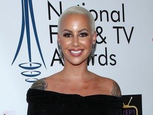 Már óriási a hasa, és a világ legfurább kismama ruhájában meg is mutatta