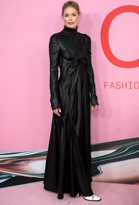 Doutzen Kroes bőr Sies Marjan ruhája szokatlan, de csodásan mutat benne a holland topmodell