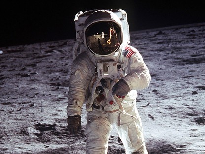 Cipőpornó: A Vans és a NASA közös cipője TÖKÉLETES