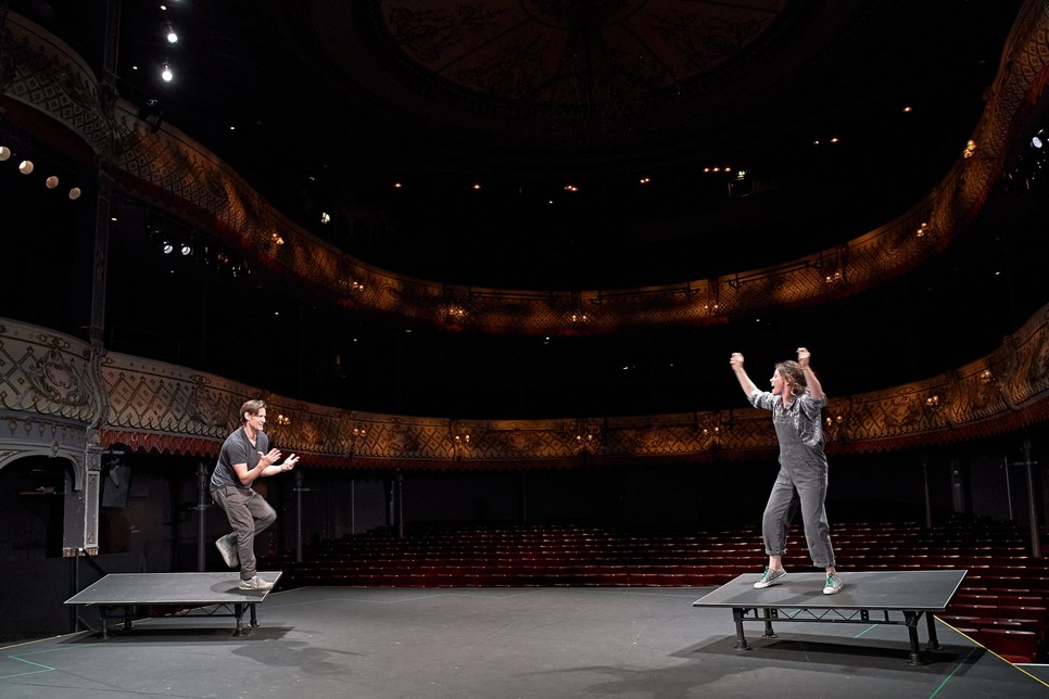 Egy távolságtartó világban milyenek lesznek a kapcsolataink?