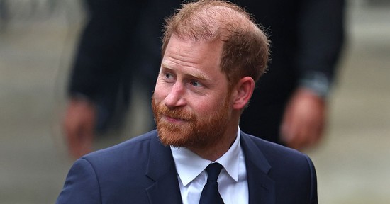 Megérkezett Angliába Harry herceg, nem akárhol fotózták Károly király fiát