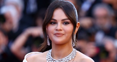 Selena Gomez zokogásban tört ki, miután megtudta a döbbenetes hírt, a színésznő új videóján nem győzi törölgetni a könnyeit