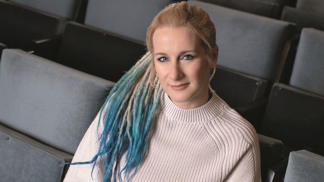 Kiss-Tóth Ágnes asztrofizikus örül annak, hogy egyre több nő választja a reál szakmákat, és már nem csak a férfiak tudománya a matek vagy a fizika - Pulóver és nadrág: COS