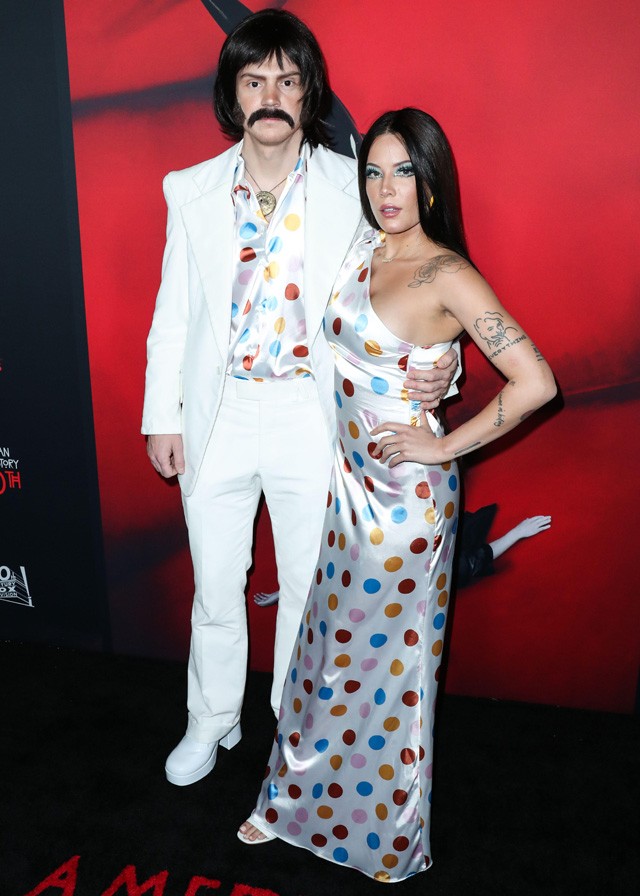 Halsey és Evan Peters mint Cher és Sonny