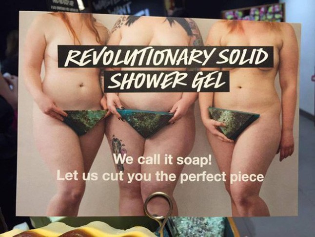 Pornográfia és narancsbőr: betiltották, de ünneplik a Lush meztelenkedős kampányát