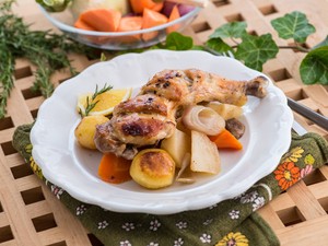 Egy igazán egyszerű fogás: Almaborral sült zöldséges csirkecomb