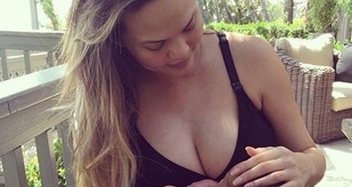 Első fotó! Chrissy Teigen meg is mutatta újszülött kisbabáját