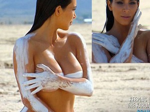 Kim Kardashian a sivatagban meztelenkedik