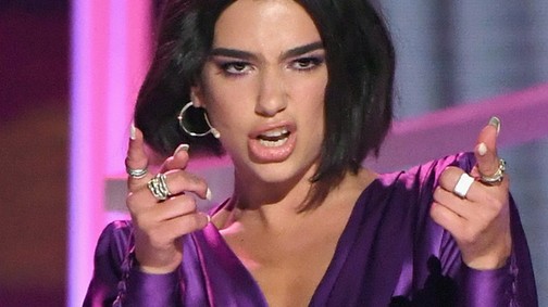 Dua Lipa a legmenőbb csaj! Bikinifelsőben táncol és lazulgat nyilvánosan egy parkban