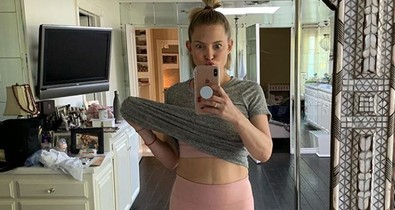 Kate Hudson 8 hónappal a szülése után a kockás hasát mutogatja