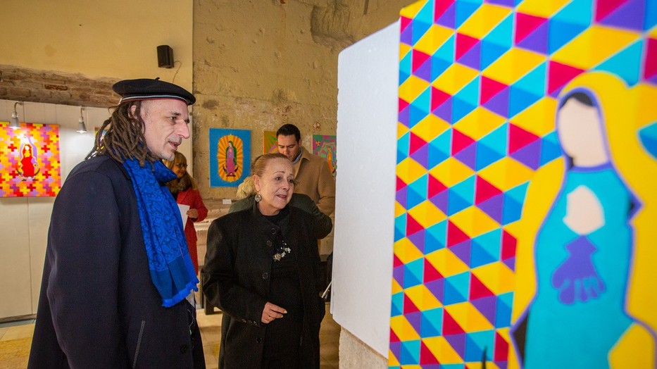 Kenguru számára fontos a hit, és talán ezért alakult így, hogy a Szűz lett a festményeinek a fő motívuma