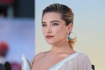 Florence Pugh meztelenfelsője a legkockázatosabb ruhadarab, amit valaha láttunk a vörös szőnyegen