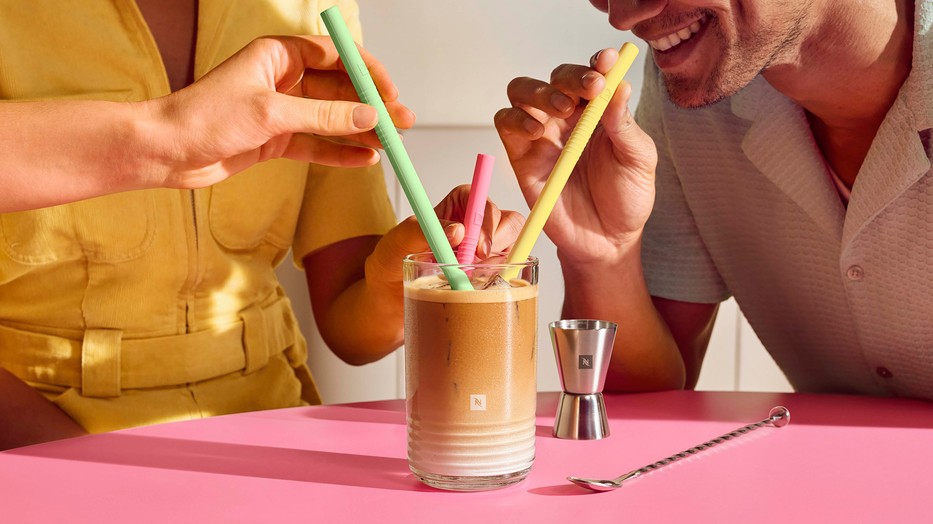 A nyár legvidámabb kávézása: jegeskávé színes szívószálakkal és retro hangulattal a Nespresso új kollekciójából
